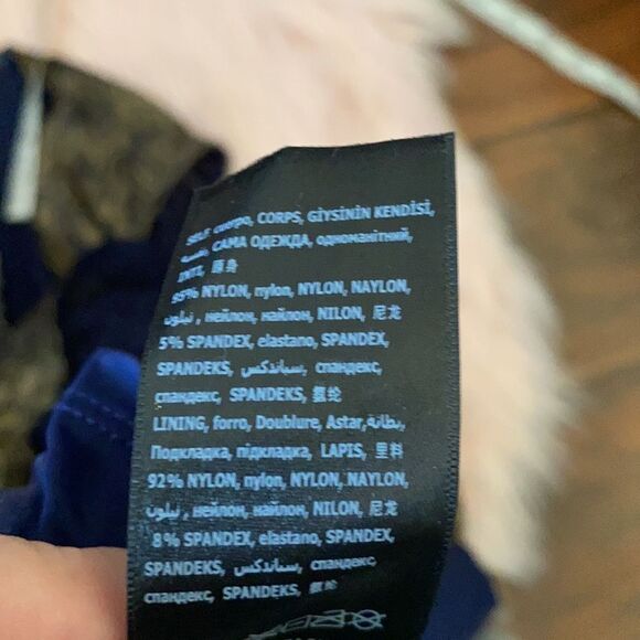 Bebe Metallic Lace Design Dress Contemporary Feminine Scalloped Brand New - Picture 14 of 14